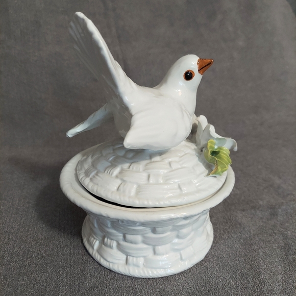 Vintage Bassano White Bird Lidded Basket Weave Container Dove Flowers Italy - Picture 4 of 11
